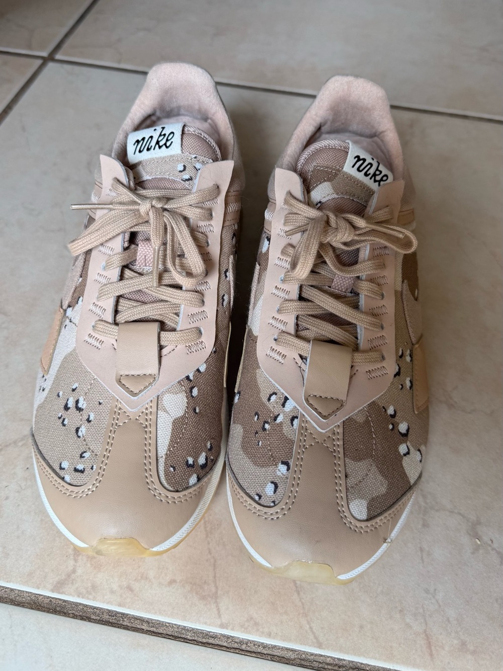 Beige Women's Running Sneakers with Subtle Pattern Nike, like brand new!! - Picture 4 of 7